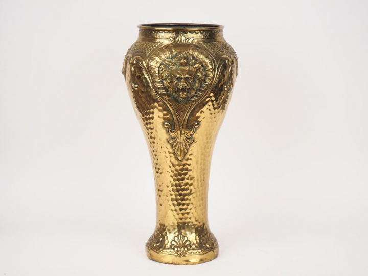 KLAHR. Porte parapluie en laiton repoussé à décor de mufles de lion. S