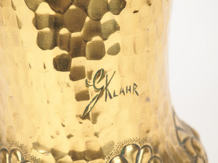 KLAHR. Porte parapluie en laiton repoussé à décor de mufles de lion. S