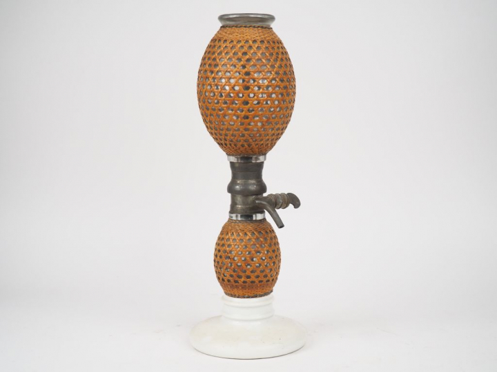 Syphon à eau de Mélisse en opaline, verre et osier. H. 46 cm