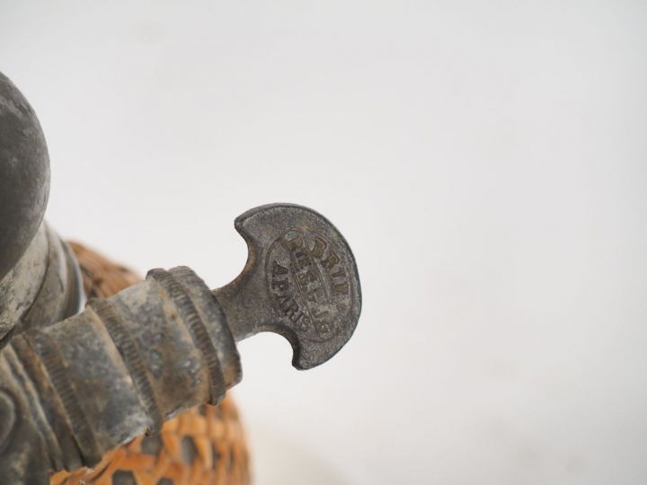 Syphon à eau de Mélisse en opaline, verre et osier. H. 46 cm