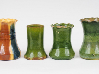Vente aux enchères 4 différents vases en terre vernissée polychrome. H. de 17 à 20 cm.