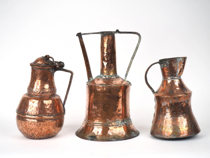 3 cuivres anciens : chevrette, verseuse et pichet.