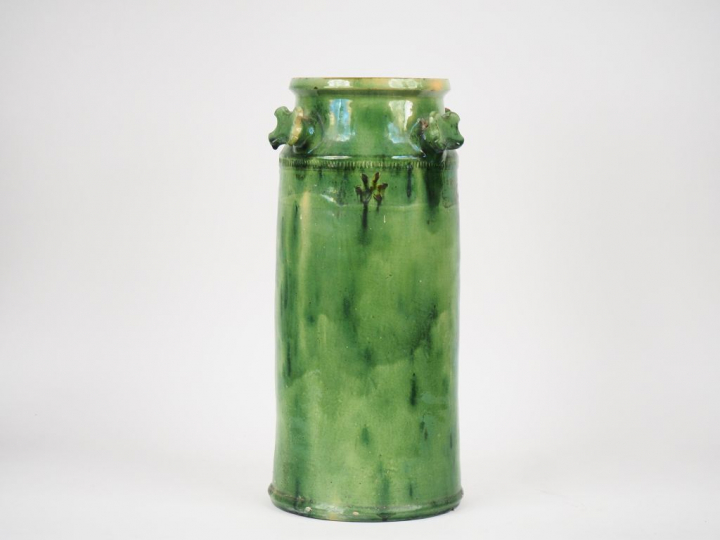 Vase ou porte parapluie en terre vernissée verte. H. 40,5 cm