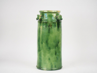 Vente aux enchères Vase ou porte parapluie en terre vernissée verte. H. 40,5 cm