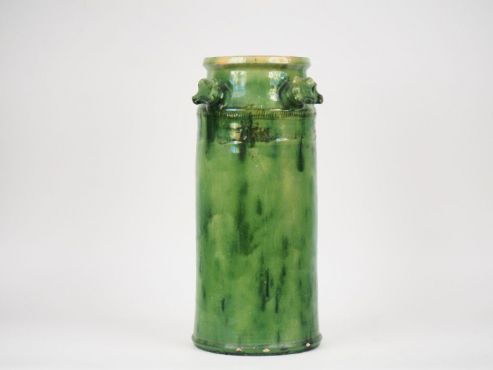 Vase ou porte parapluie en terre vernissée verte. H. 40,5 cm