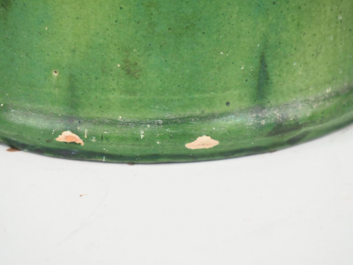 Vase ou porte parapluie en terre vernissée verte. H. 40,5 cm