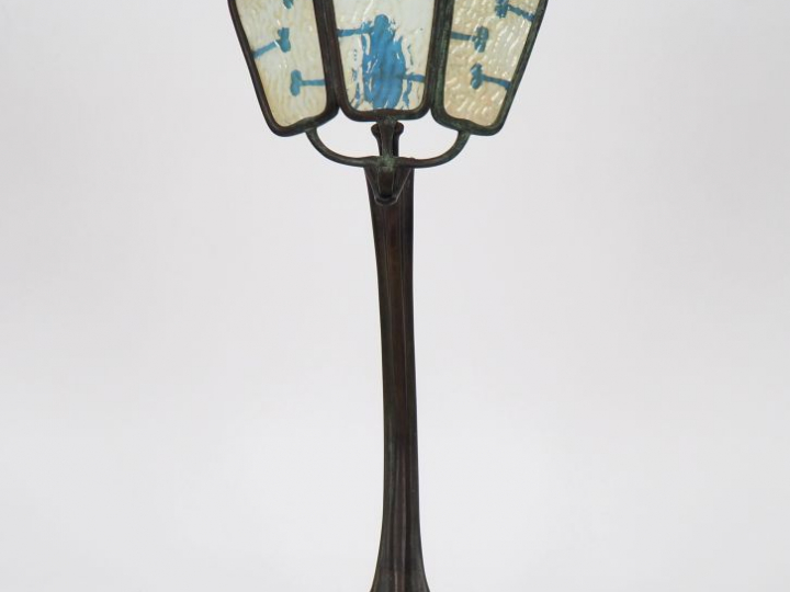 Réflecteur Art Nouveau en bronze à patine brune et verte et verre opal