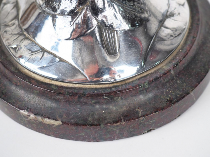GALLIA.  Pied de lampe Art Nouveau en métal argenté à décor de fleurs.