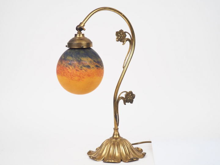 Lampe de style Art Nouveau en métal et verre marbré polychrome.  H. 42