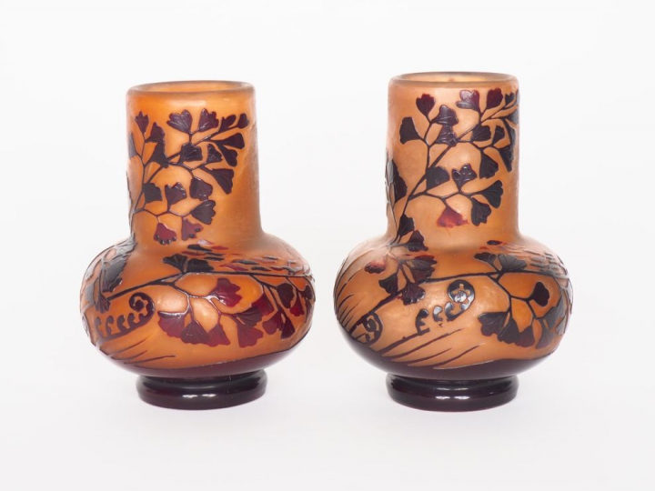 GALLE.  Paire de vases en verre à décor en mauve et rose de Ginkgo bil