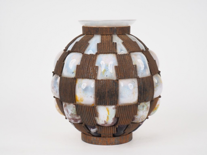 DAUM ET MAJORELLE.  Vase en verre soufflé, très belle monture Art Déco