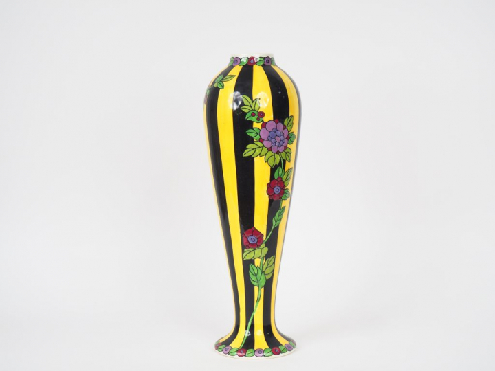 BOCH LA LOUVIERE.  Vase ovoïde Art Déco en céramique à décor de fleurs