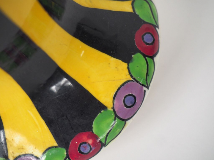 BOCH LA LOUVIERE.  Vase ovoïde Art Déco en céramique à décor de fleurs