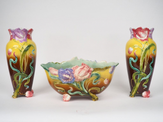 Vente aux enchères Garniture Art Nouveau en barbotine à décor de fleurs polychromes et de