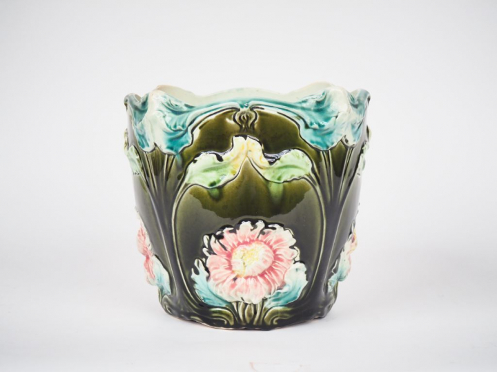 Cache pot Art Nouveau en barbotine à décorde fleurs polychromes et de 