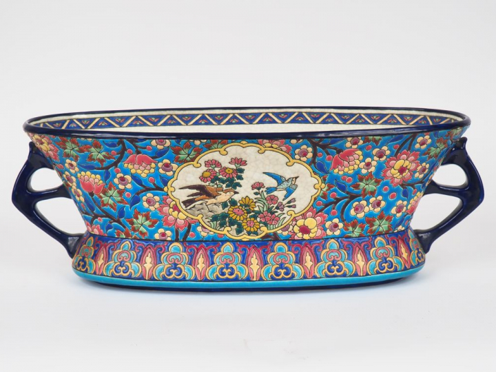 LONGWY.  Grande jardinière en émaux polychromes à décor de fleurs et d