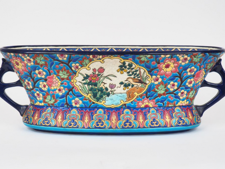 LONGWY.  Grande jardinière en émaux polychromes à décor de fleurs et d