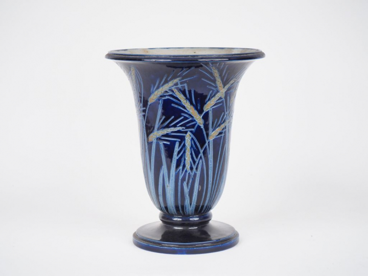 Vase cornet Art Déco en grès d'Alsace bleu à décor d'épis de blé. Sign