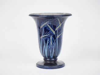 Vente aux enchères Vase cornet Art Déco en grès d'Alsace bleu à décor d'épis de blé. Sign