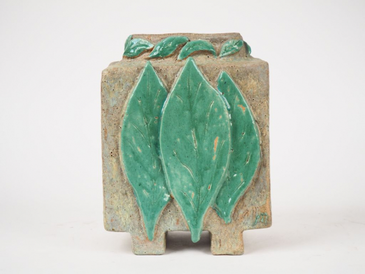 Vase années 60 en céramique grise et verte à décor de feuilles, monogr