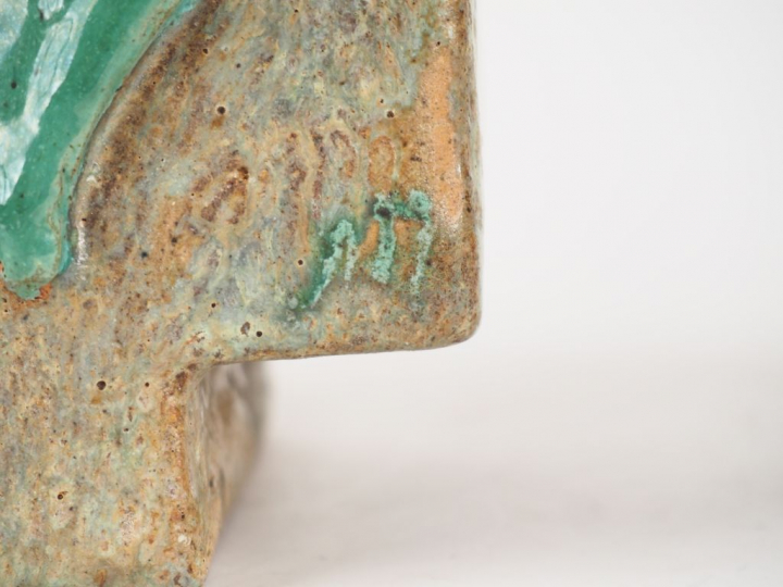 Vase années 60 en céramique grise et verte à décor de feuilles, monogr