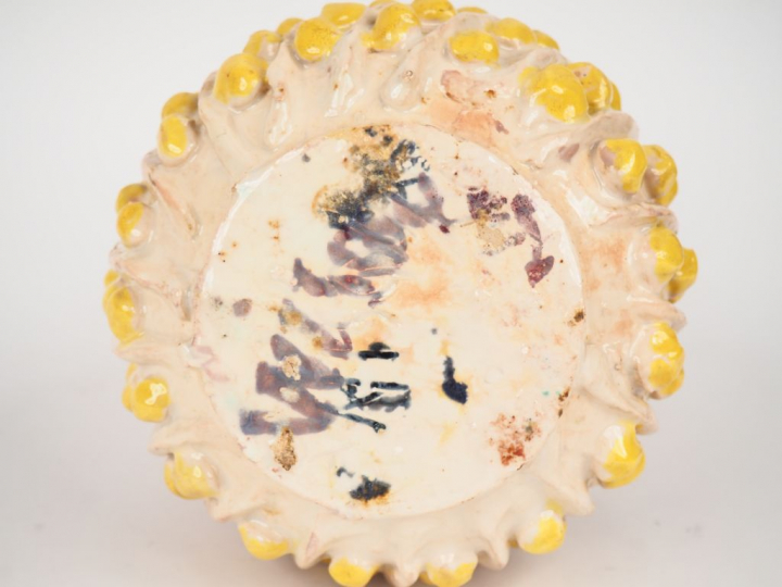 Vase en céramique polychrome à décor en relief d'arcatures et de baies