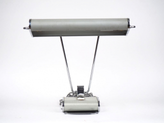 Vente aux enchères Eileen GRAY (D'après). Lampe de bureau 1950 en métal chromé et tôle gr