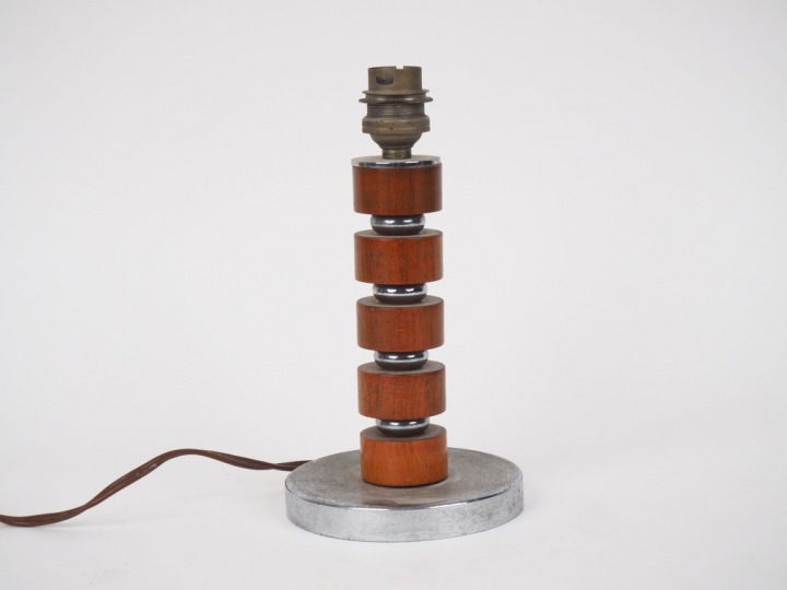 Lampe 1950 en bois et métal chromé. H. 18 cm.