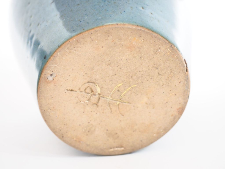 Vase ovoide en céramique bleu monogrammé HG H. 14 cm vase en céramique