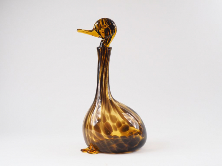 Verseuse en verre brun et ambré en forme de canard. H. 36 cm (égrenure