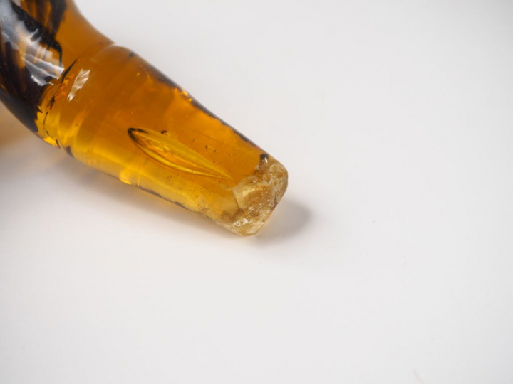 Verseuse en verre brun et ambré en forme de canard. H. 36 cm (égrenure