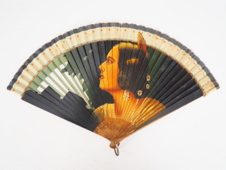 Vente aux enchères PICASSO.  Signature sur un éventail de corrida en bois et soie polychr