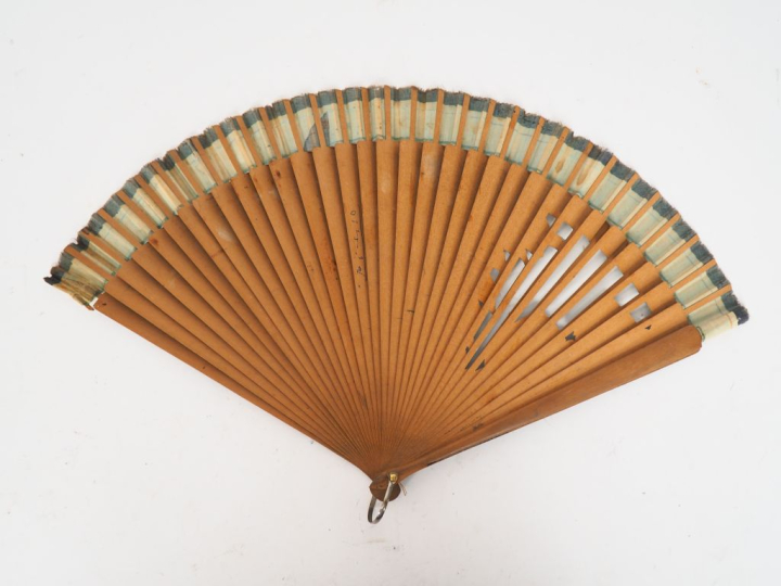 PICASSO.  Signature sur un éventail de corrida en bois et soie polychr