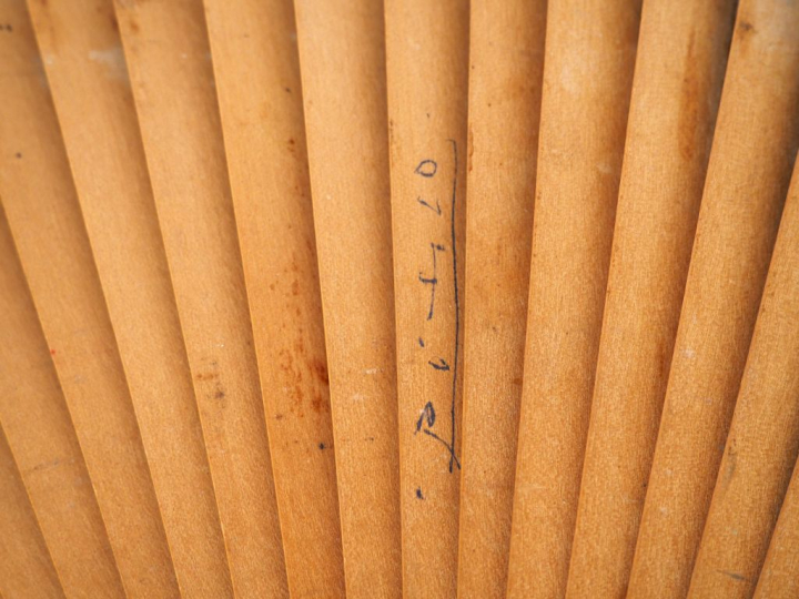 PICASSO.  Signature sur un éventail de corrida en bois et soie polychr