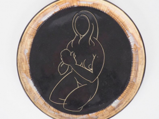 Vente aux enchères Plat 1960 en céramique polychrome à décor de jeune femme agenouillée. 