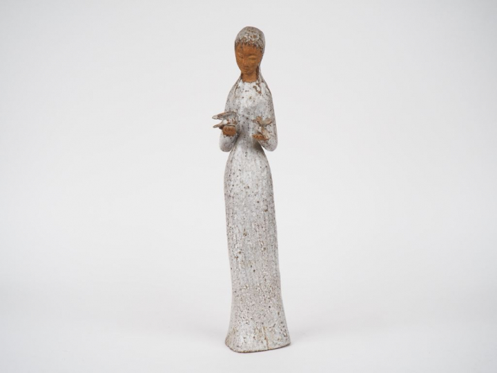 Sujet XXème en grès "jeune fille aux deux colombes".  H. 37,5 cm