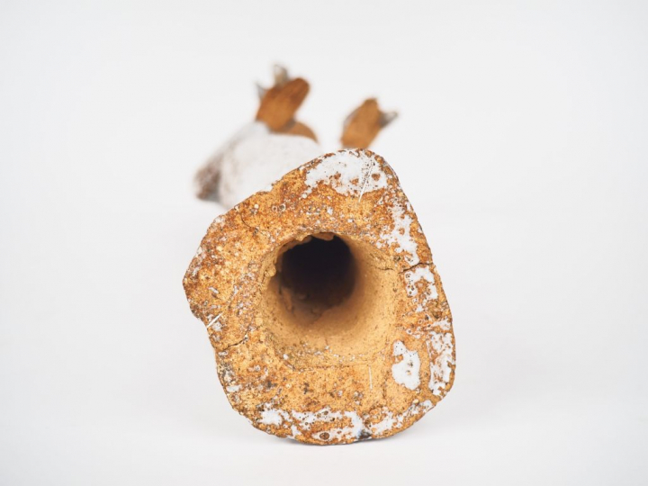 Sujet XXème en grès "jeune fille aux deux colombes".  H. 37,5 cm