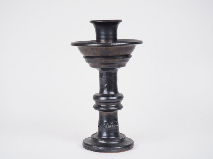 Jean MARAIS.  Bougeoir en céramique noire. Signé H. 27,5 cm