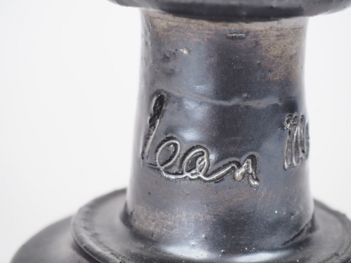 Jean MARAIS.  Bougeoir en céramique noire. Signé H. 27,5 cm