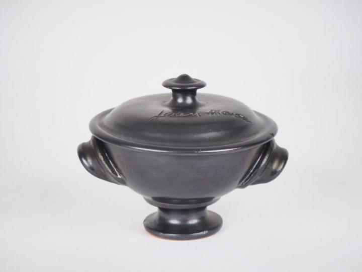 Jean MARAIS.  Pot couvert en céramique noire. Signé Dim. 12 x 16 cm