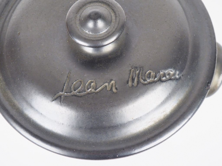 Jean MARAIS.  Pot couvert en céramique noire. Signé Dim. 12 x 16 cm