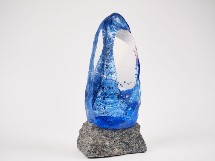 ZBYNOVSKY Vladimir. "l'éruption bleue". Sculpture en verre et granit. 