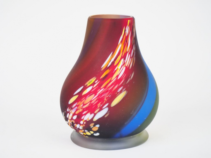 Darius ZARRIN.  Vase balustre en verre polychrome multicouche.  Signé.