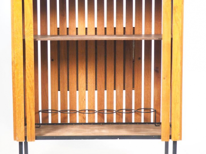 ADNET. Bar 1970 en chêne et laque noire, orné en façade d'une plaque e