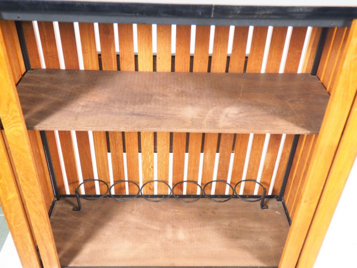 ADNET. Bar 1970 en chêne et laque noire, orné en façade d'une plaque e