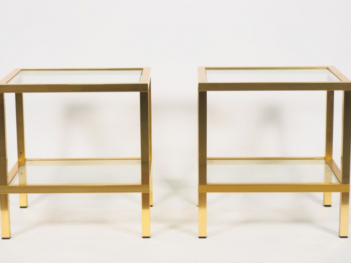 Paire de chevets à deux plateaux en verre et laiton. Dim. 52,5 x 49,5 