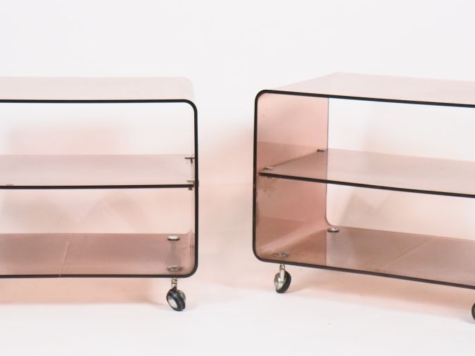 Paire de tables de chevet en plexi glass fumé à roulettes. Dim. 48 x 6