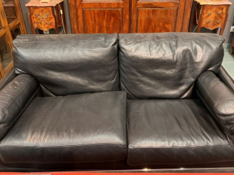 Vente aux enchères Paire de canapés en cuir noir. Dim. 74 x 190 x 94 cm