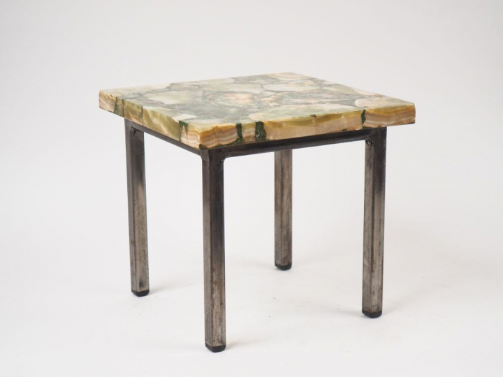 Trois bouts de canapés, plateau en aragonite. Dim.du plateau : 30 x 30