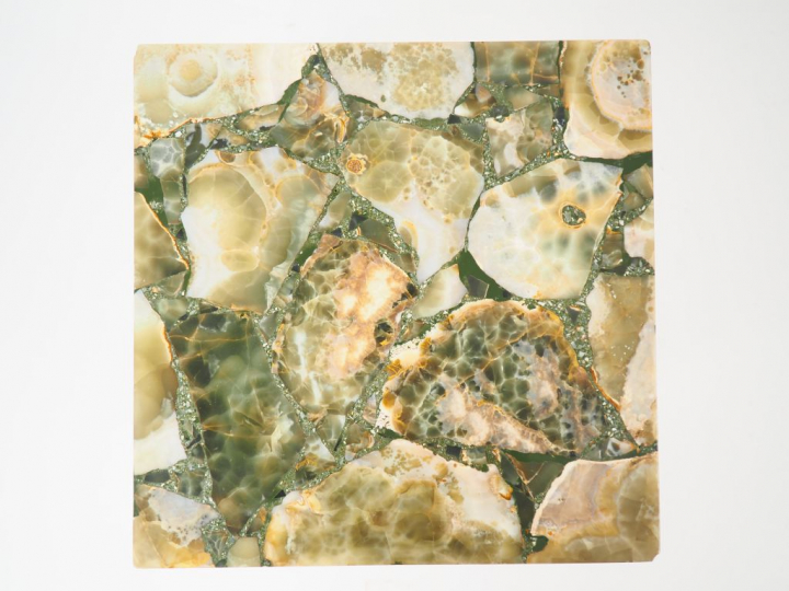 Trois bouts de canapés, plateau en aragonite. Dim.du plateau : 30 x 30